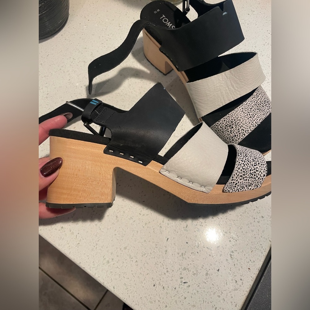 Toms size 10 sandal